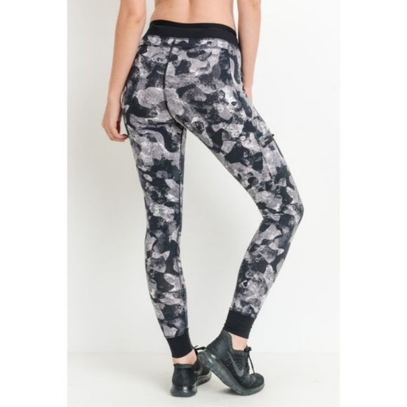 Monochrome Camo Print Cargo Skinny Joggers Hybrid - Picture 5 of 7